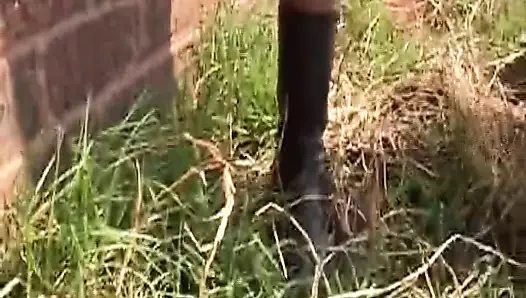 Zenci Alman kaltak bu sert açık havada büyük zenci yarağına biniyor