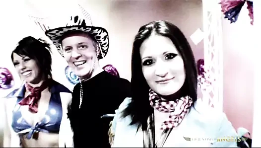 Iki harika civciv birlikte musluklar ile oynamayı seviyorum