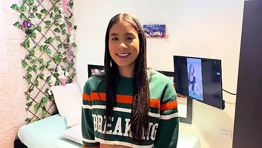 Genç latin yatak odasında ziyaret ediliyor ve sikiliyor