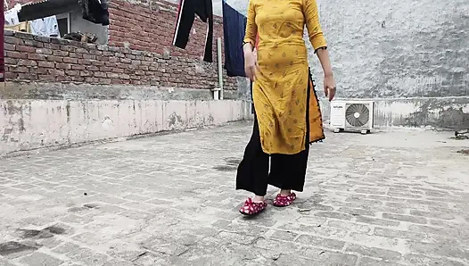 Hintli üvey anne hintçe ses kaydıyla kız arkadaşıyla üvey oğluyla nasıl sevişeceklerini öğretiyor