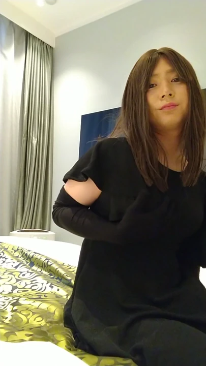 Asyalı crossdresser meme ucunu mastürbasyon yapıyor | Clip 1