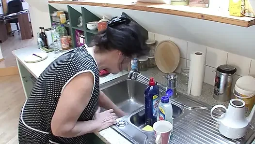 Olgun esmer orta yaşlı seksi kadın mutfak tezgahında sert sikiliyor