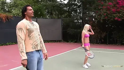 Backhand'i, koçun büyük sikini emdikten sonra daha iyi oldu