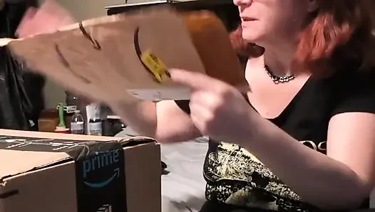 Daha fazla yeni seks oyuncağının kutularını açıyor