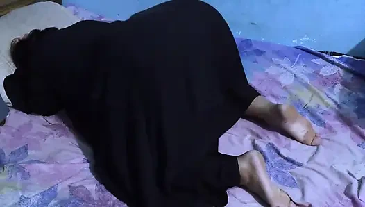 Hintli Müslüman üvey anne otel yatağını oğlunun arkadaşıyla paylaşırken anal sikiliyor