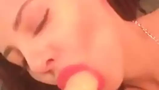 Güzel ve klas kız deepthroats ona dev yapay penis