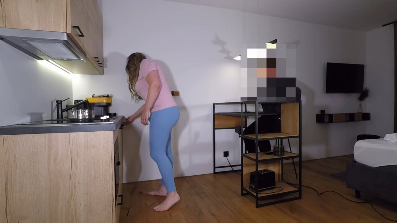 Trans üvey kız kardeş üvey erkek kardeşini boşalması için azdırıyor