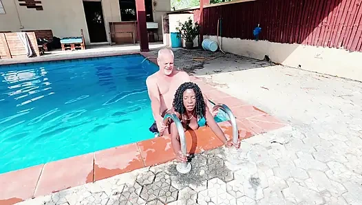 Havuz başında zar zor tıraş oluyor