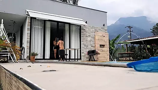 Havuzcu çocuğa oral seks yapıyorum, en büyük fahişe benim