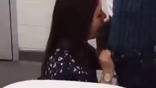 oral seks içinde üniversite banyo