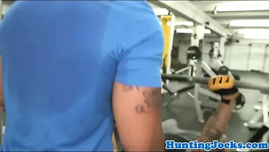 Muscle sporcu anüsten delinmiş içinde the spor salonu