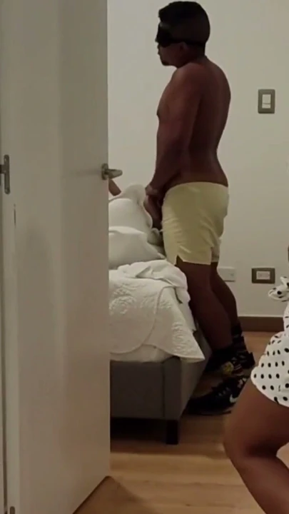 Latin üvey anne, gay üvey oğlunu kandırıyor ve onunla sikişiyor. Tantaly Bebek | Klip 1
