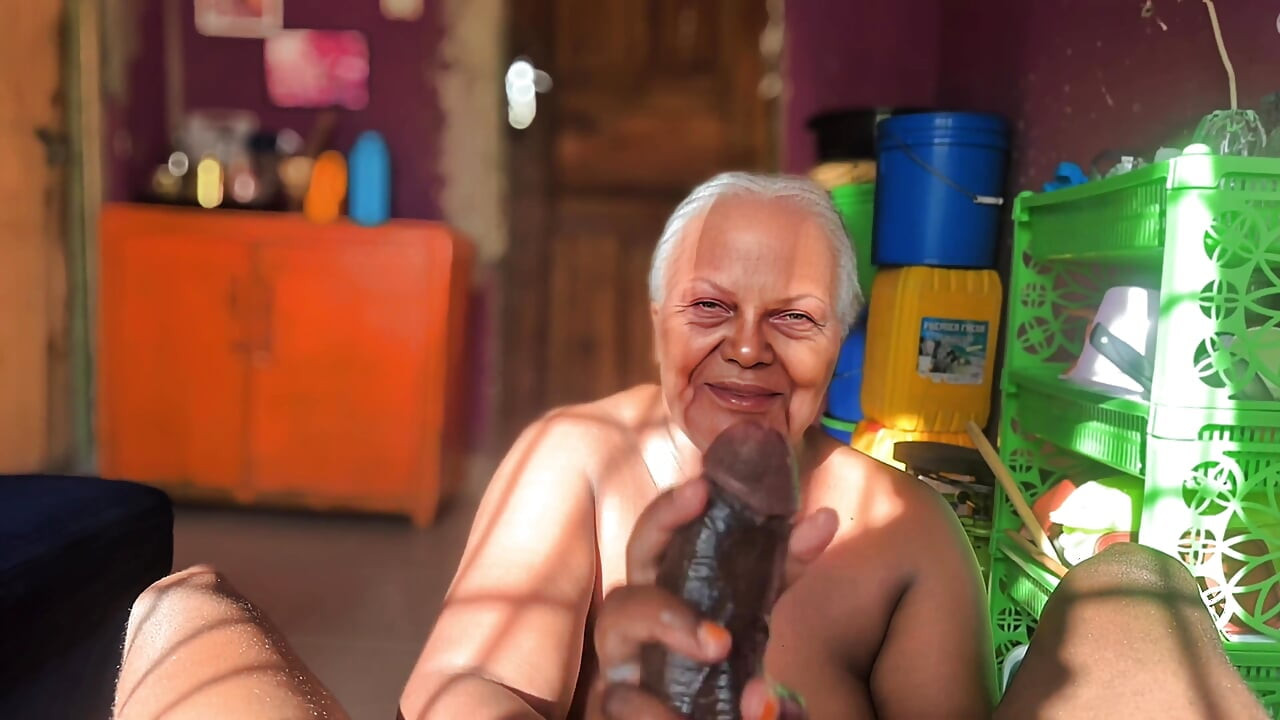 Azgın büyük memeli iri güzel kadın ninenin amcığı ıslak