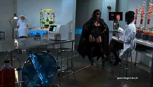 Isis Love, Breanne Benson ve Persia Pele üç uzun kilitli mahkumla sikişiyor