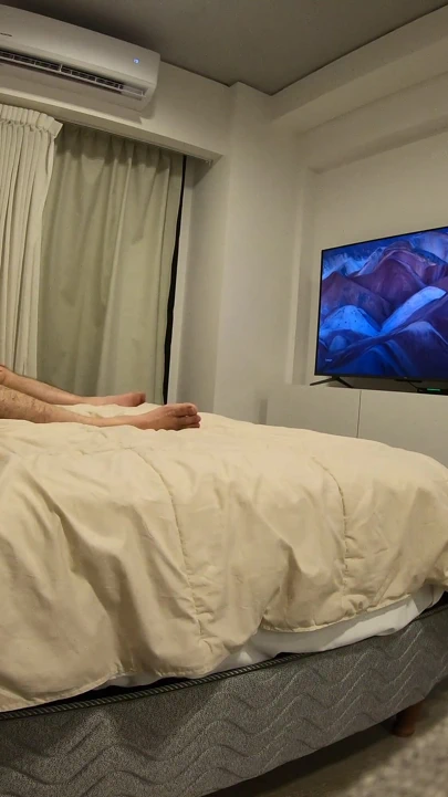 İri güzel kadın prezervatifsiz yabancı bir yarağa biniyor