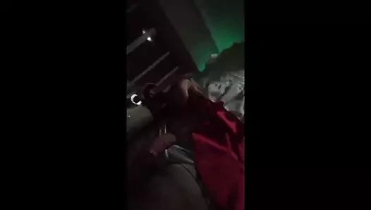 süper sevimli ve utangaç asyalı ladyboy yanıp sönen alışveriş gider