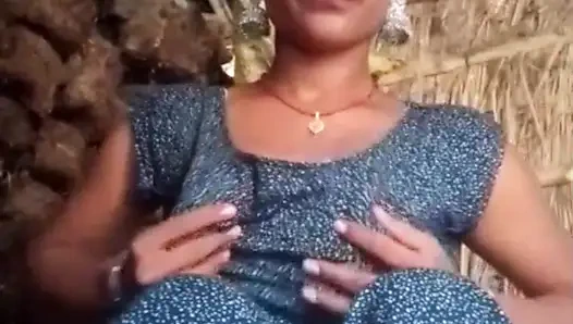 Yenge göğüslerini renklendirdi ve amını parmakladı