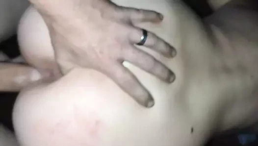 Büyük mantarlı yarak her iki sıkı bütünü de genişletiyor