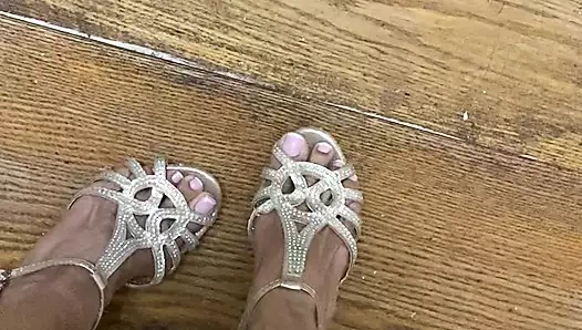 Seksi yüksek topuklu uzun ayak parmaklı minik ayaklı seksi bacaklar