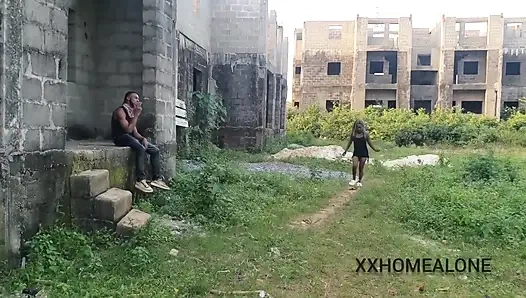 Sokak fahişesi yarım kalmış bir binada bir grup yıldızı tarafından cezalandırılıyor