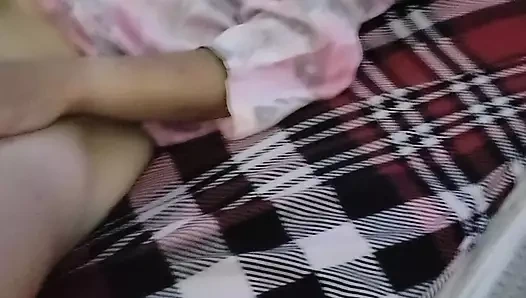 evde tek başına mastürbasyon yapıyordu. Gözleri bağlı ve kulaklarını dinliyor.   En ufak bir fikri bile yok.