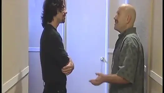 Büyük memeli sikici arkadaşının önünde üvey babasının yarağını emiyor
