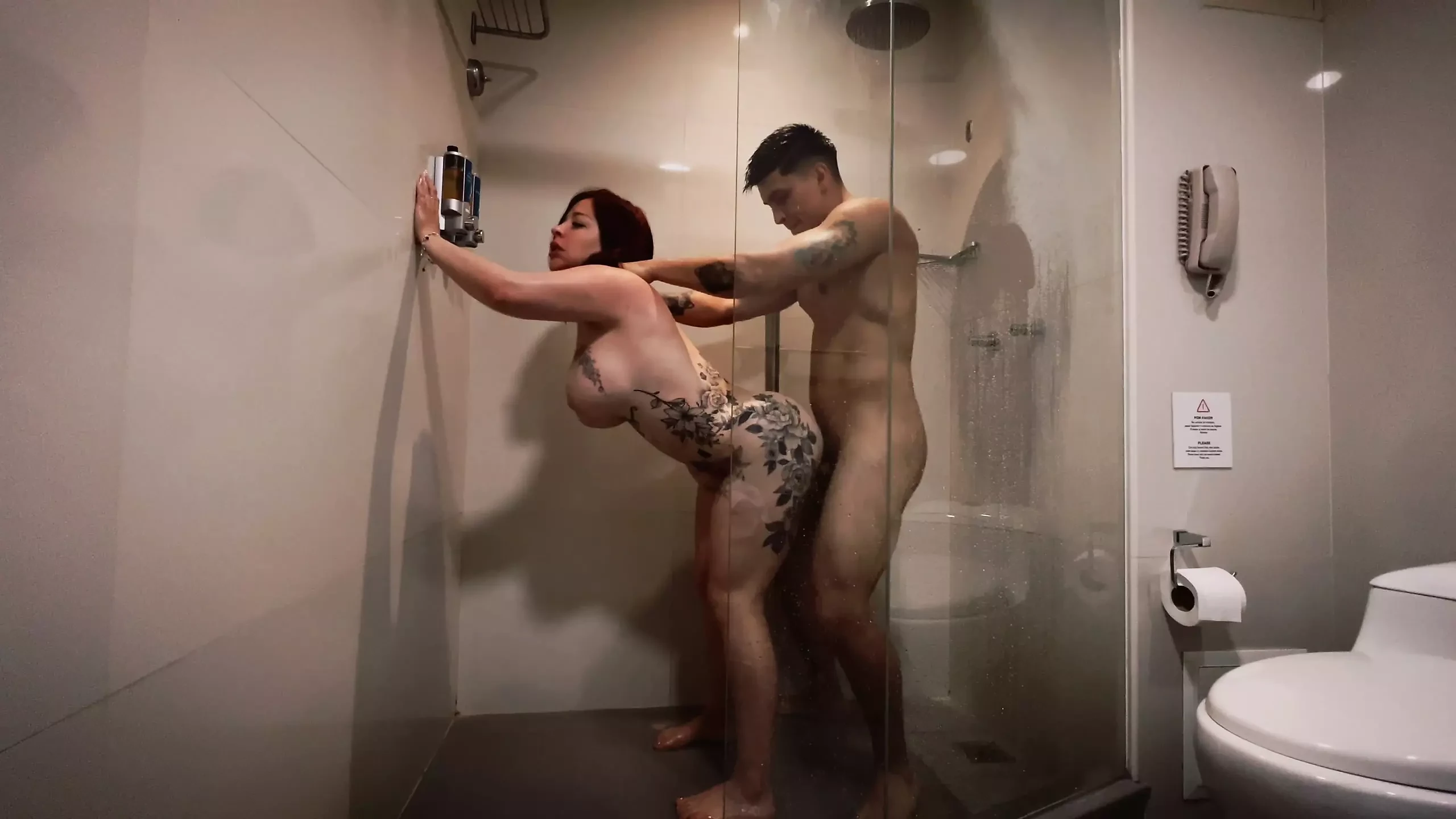 Banyo yaparken amatör seks yapan busty (Ev yapımı seks)