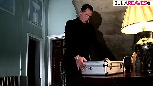 İki yaraklı ateşli orta yaşlı seksi kadın