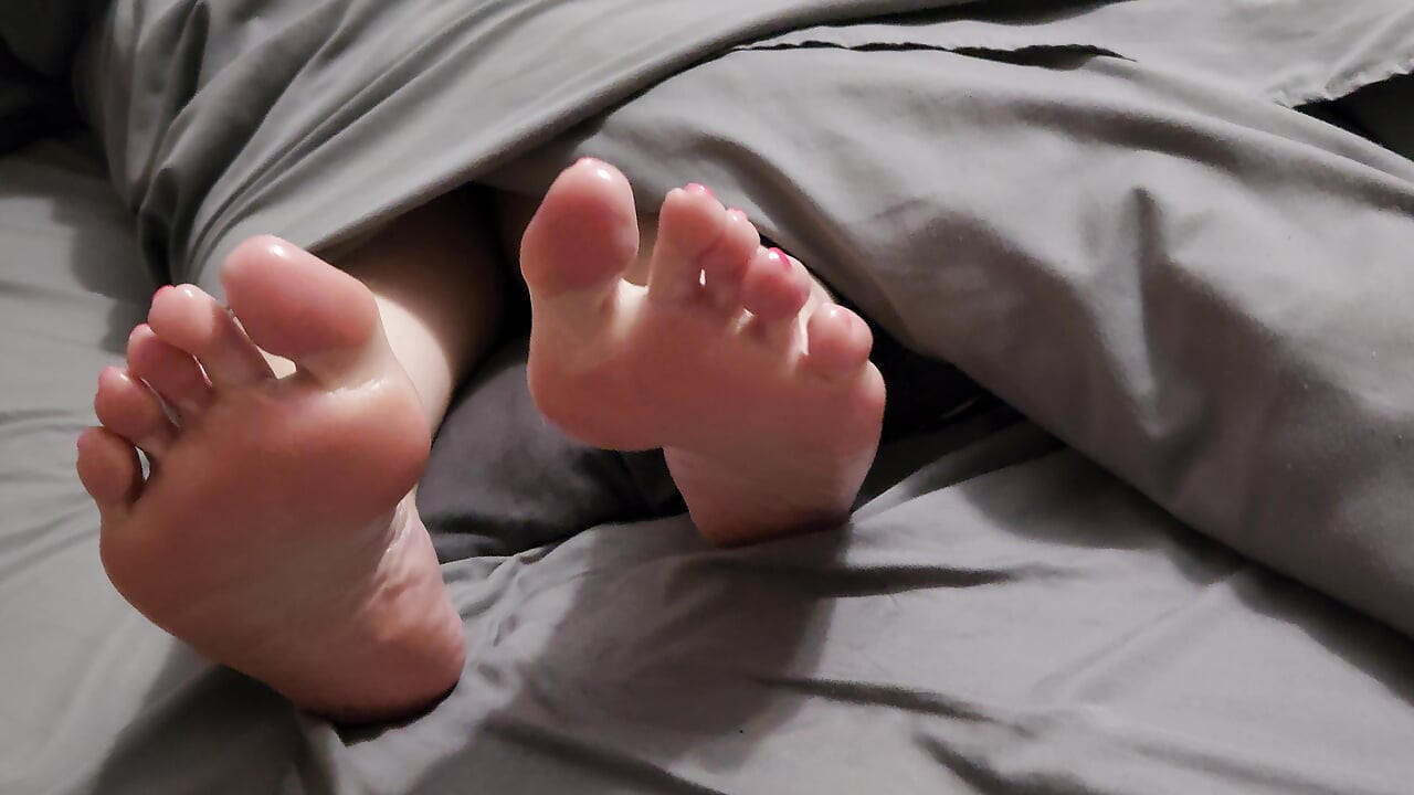 Yakın çekim orta yaşlı seksi kadına şehvetli bir ayak masajı yapıyor