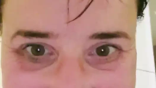 Halka açık duşta fışkırtıyor