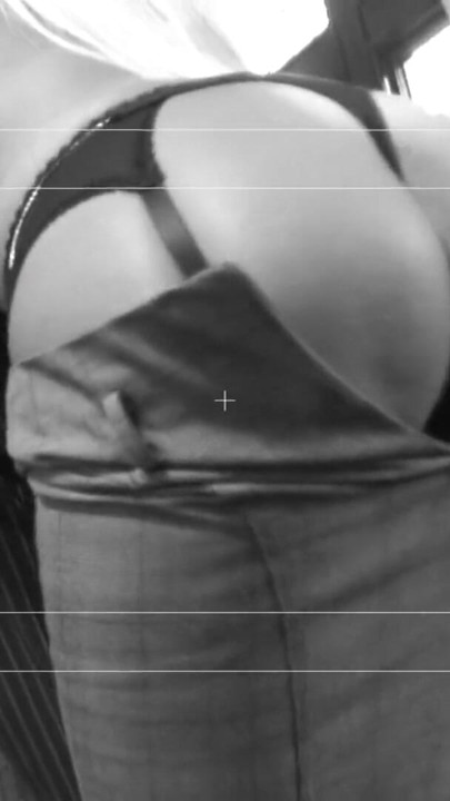 Sarışın orta yaşlı seksi kadın ve genç esmer iki deneyimli adam tarafından sert sikiliyor | Klip 1