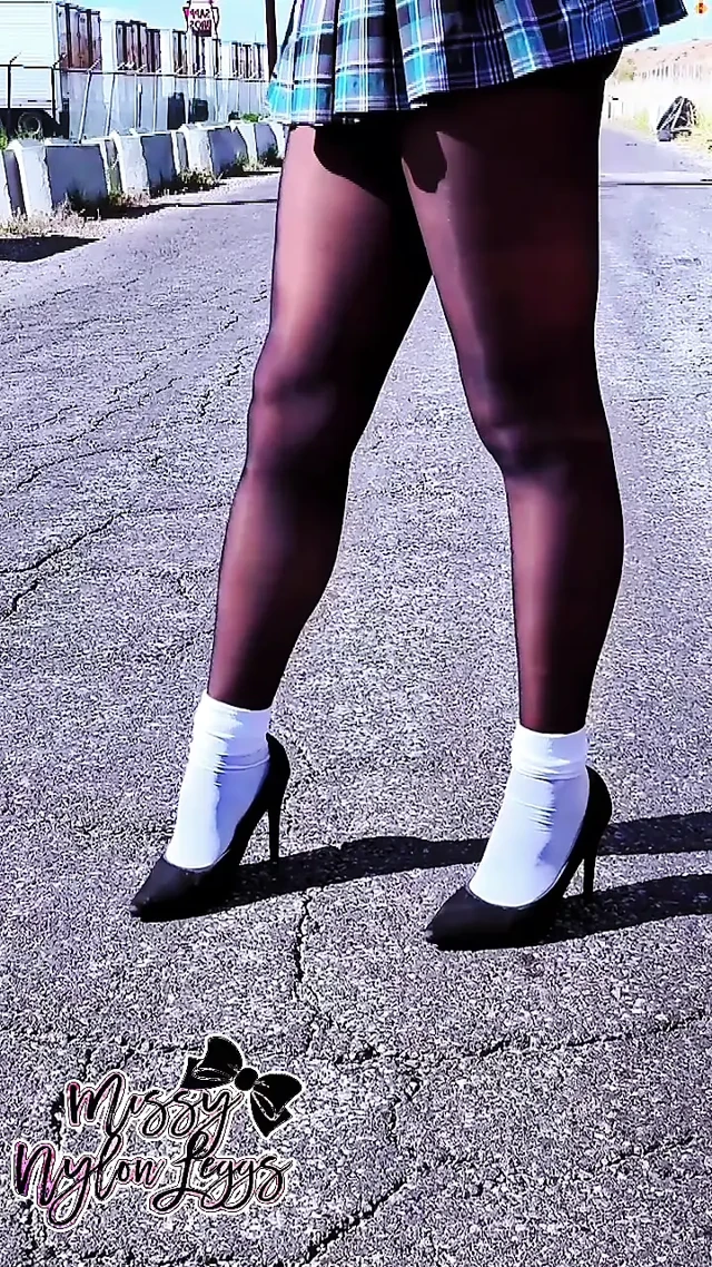 Missynylonleggs - kısa mini etek ve yüksek topuklu siyah külotlu çorap