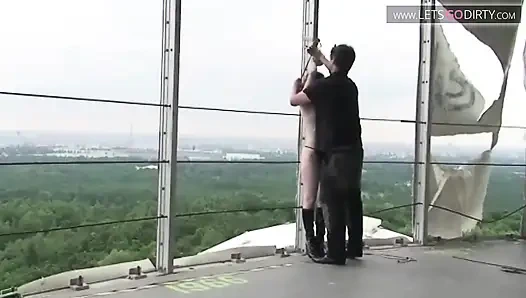 Küçük memeli seksi kız çıplakken bağlanıyor