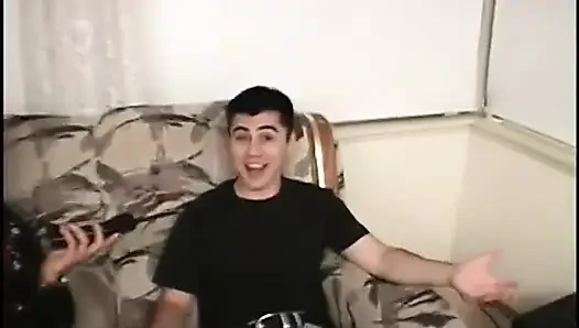 Slutty Vixen aynı anda sikilirken yarak emiyor