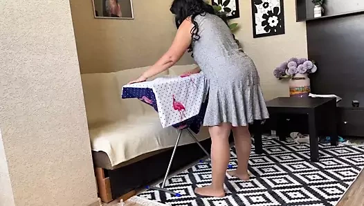 Orta yaşlı seksi kadın anal seks için en iyi göte sahip. olgun amatör