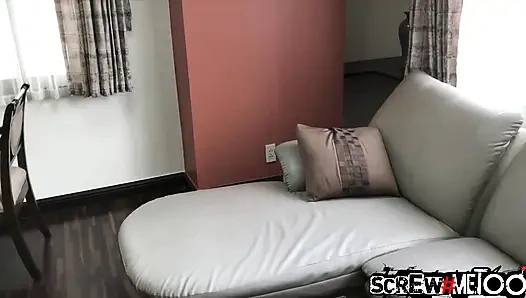 Azgın dövmeli Asyalı kaltak ile seyahat seks pornosu