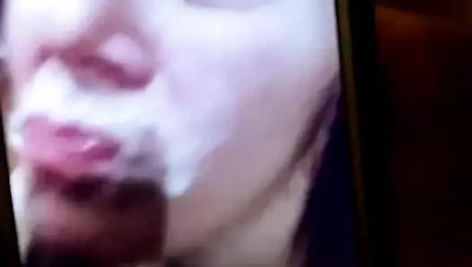 Siyah yarağın dölünü yutuyor