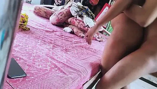 Hintli kız arkadaşını odaya getirdi ve baş aşağı bıraktı