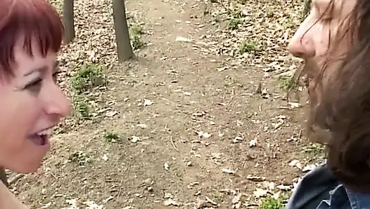 Kızıl saçlı olgun ormanda vahşice sikiliyor