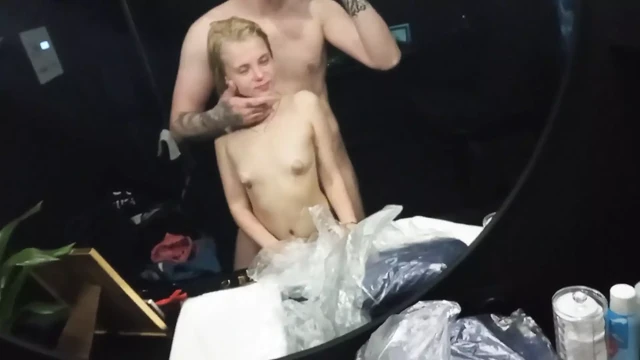 18-летняя тинка в первый раз трахается в торговом центре с маленькой худенькой студенткой