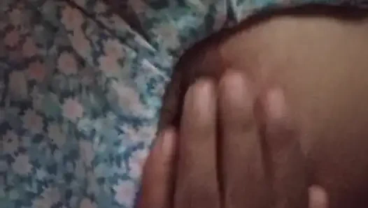 Büyük memeli ve ıslak amcıklı dildo şehveti ile banyo odasında Sri Lankalı kız musterbasyonu