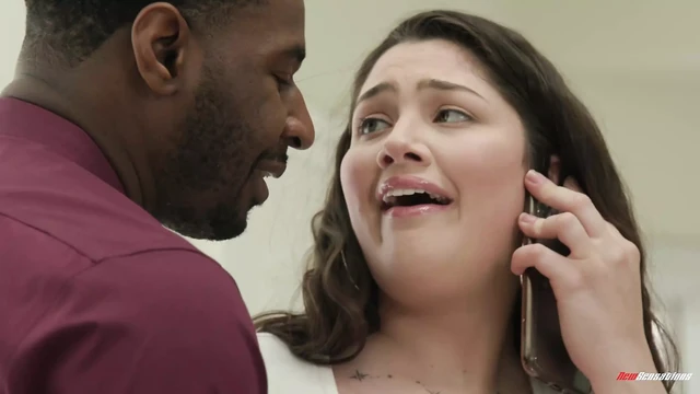 Alyx Star с большими сиськами сжимает массивный большой черный член в ее киску