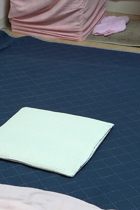 Mikro tanga bikinili bronzlaşmış Japon göğüslü sörfçü kız, poposuna doğru sürüyor ve fitness antrenmanı yapıyor