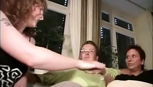 Ev yapımı porno aktrisleri eş değiştiren üçlü seks yaparken filme alıyor 90'lar vol 2