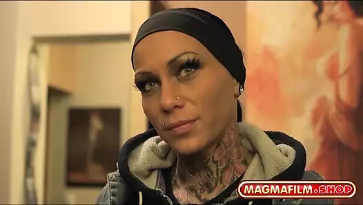 Porno yıldızı ve dövmeli model Kitty Core