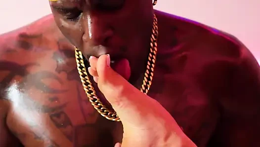 Ateşli orta yaşlı seksi kadın büyük siyah yarağı götüne sokuyor ve her santimini seviyor