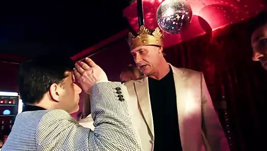 Bir striptiz kulübünde buharlı seks partisi