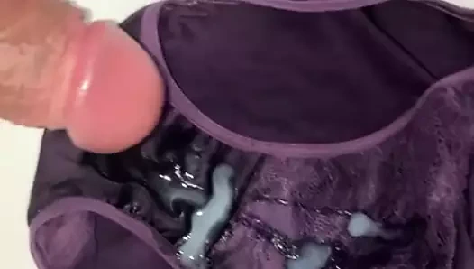 Cum üzerinde mor külot