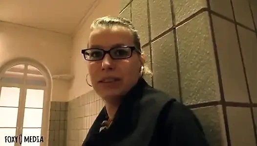 Tren istasyonunda sıcak çoraplarla kısa oral seks