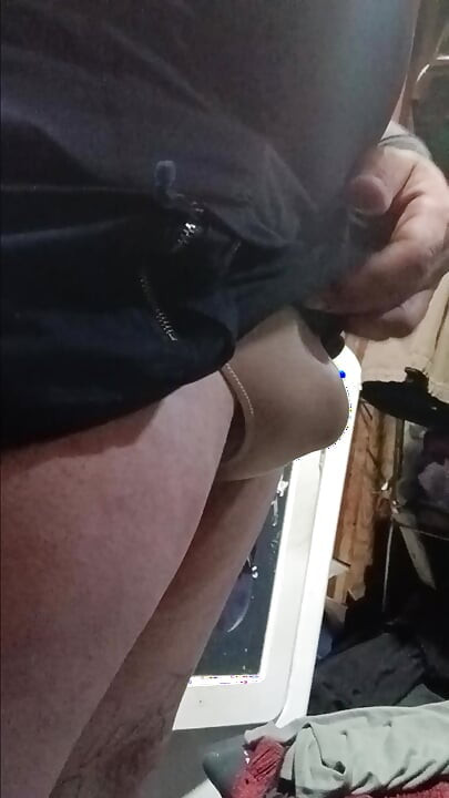 Seksi etekli kadın kılıklı kadın külotla mastürbasyon yapıyor